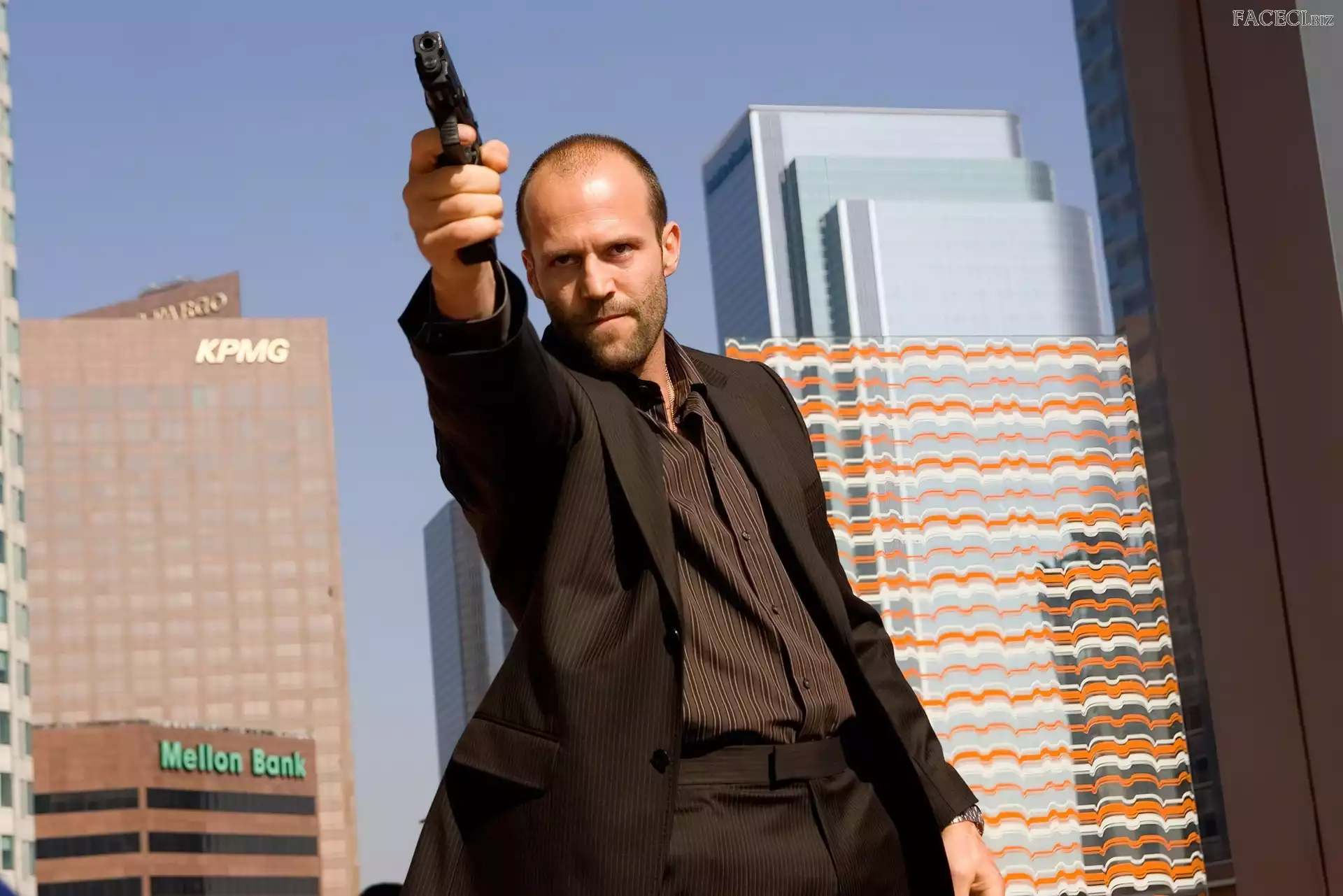 Pistolet, Jason Statham, Wieżowce
